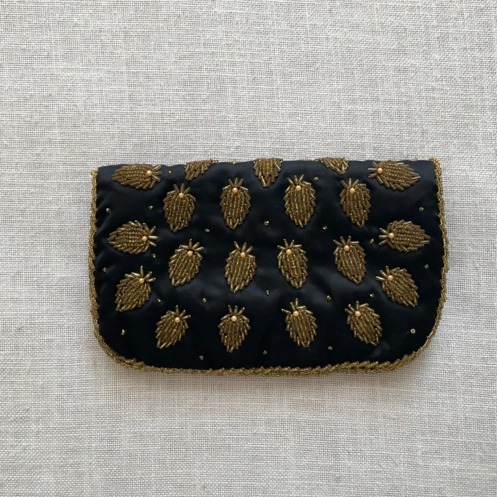 •Vintage  70s Handcrafted Black Silk Pineapple Shaped Beading Purse Clutch